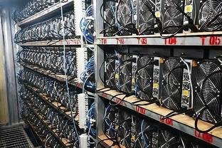 Mining farm using immersion cooling